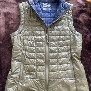 XS Women’s Mountain Hardwear down vest